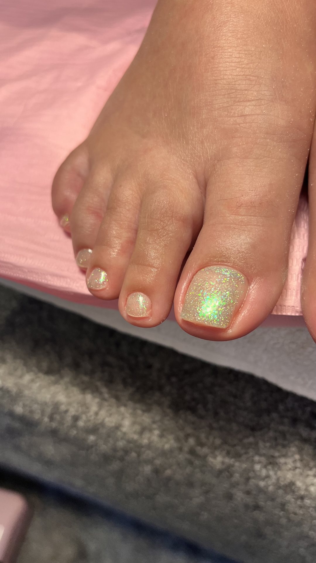 Grote teen met groene glitterlak